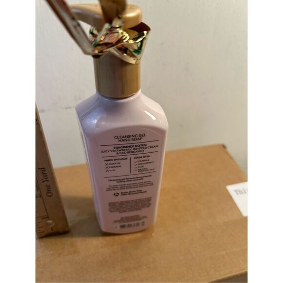 Bath Body White Barn  Strawberry snowflake hand soap 8fl. - Picture 3 of 3